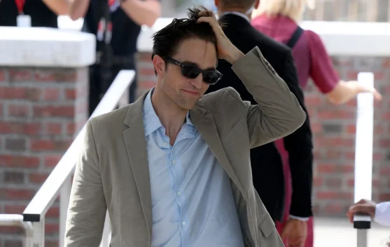 Robert Pattinson Jadi Pembawa Acara Kontroversial di Film “Primetime”