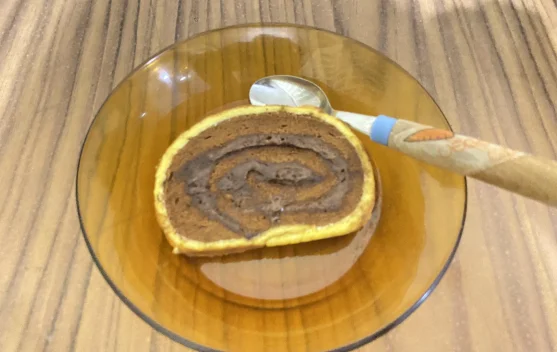 Bolu Gulung Coklat Isi Ice Cream Coklat, Dessert Manis dengan Sensasi Dingin