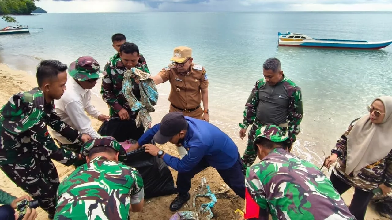 Sambut HUT Ke-69, Kodam XIV/Hasanuddin Gelar Karya Bakti di Pesisir Tanju, Wabup Bone Turun Langsung Bersama Warga