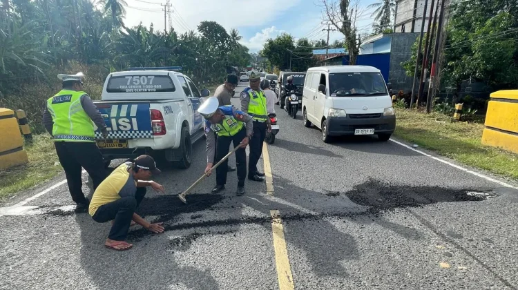 Satlantas Bone dan PU Tambal Jalan Rusak