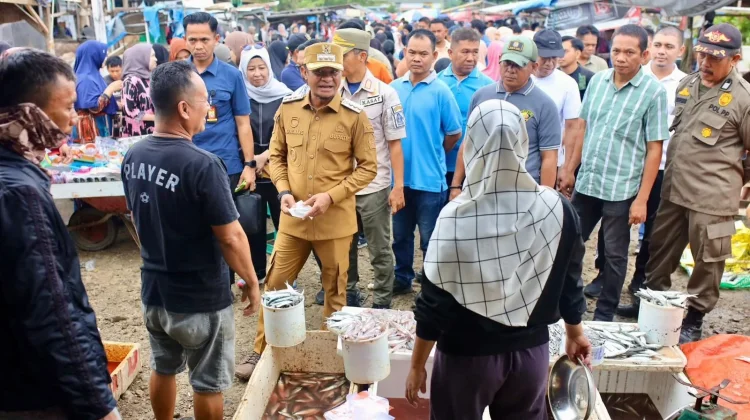 Bupati Bone Tinjau Harga Sembako di Pasar Bajoe