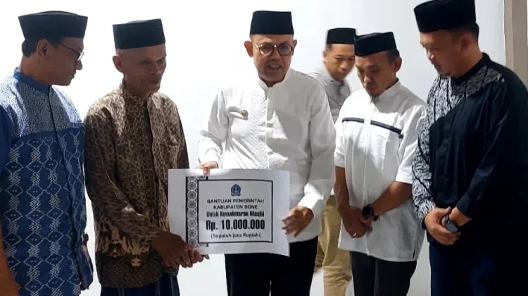 Wabup Bone Serahkan Bantuan bagi Pengurus Masjid di Awangpone
