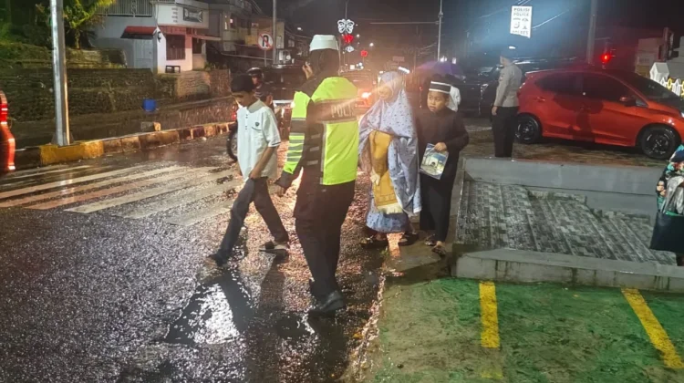 Hujan Tak Surutkan Pengamanan Tarawih di Sejumlah Masjid di Soppeng