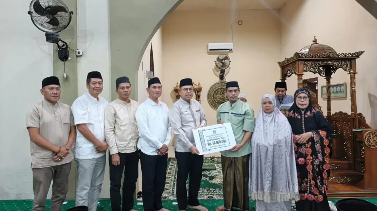 Wabup Bone Serahkan Bantuan Uang ke Masjid Nurul Huda