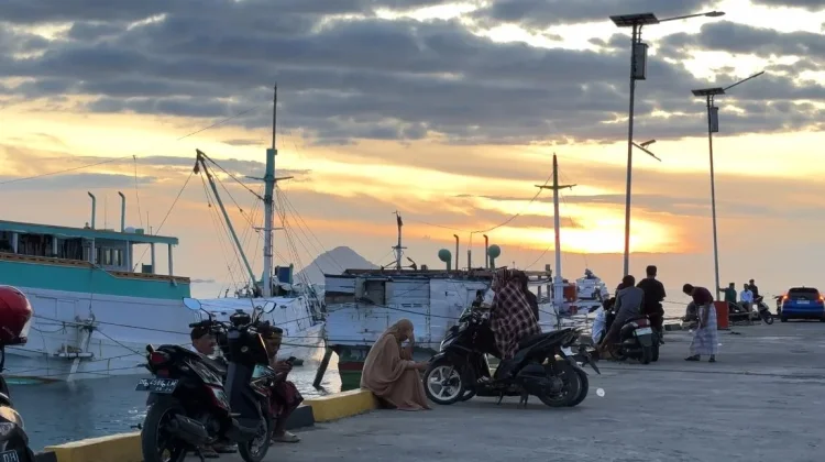 Warga Sinjai Ramai Berburu Sunrise usai Subuh di Pelabuhan Larea-rea