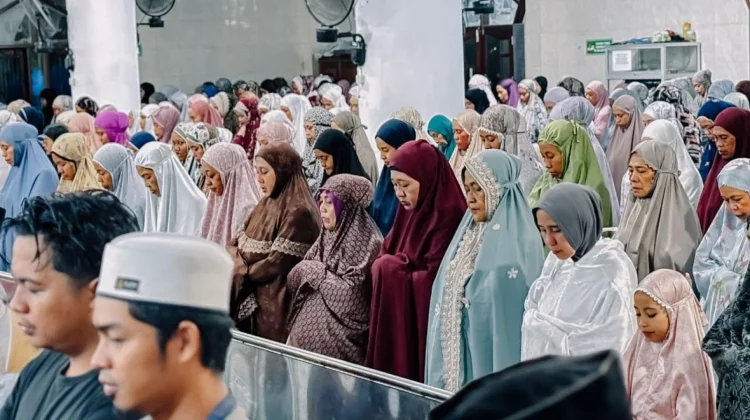 Bupati Sinjai Tarawih Bersama Warga di Masjid Agung Nujumul Ittihad