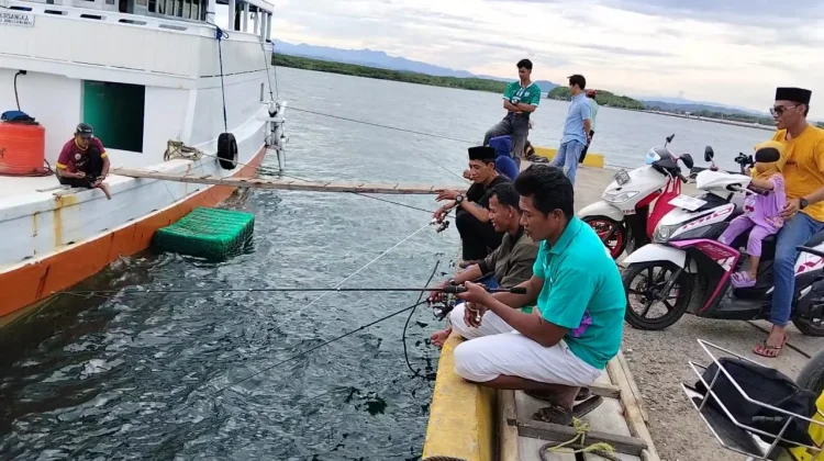 Mancing di Pelabuhan Larea-rea, Cara Warga Sinjai Nikmati Ngabuburit