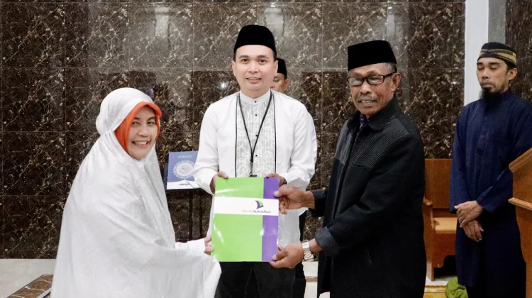 Bupati Sinjai Serahkan Bantuan Pengembangan Masjid di Sinjai Barat