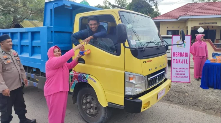 Polsek Cenrana Berbagi Takjil, Tebar Berkah Ramadhan