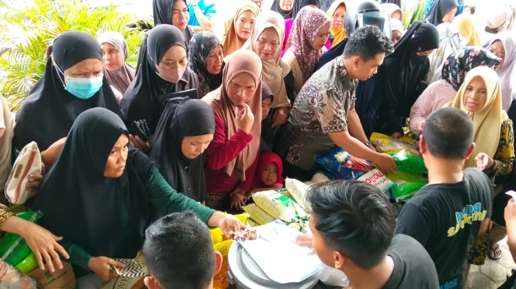 Warga Serbu Gerakan Pangan Murah Ramadan di Halaman Masjid Agung Sinjai