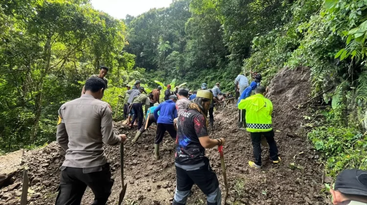 Polsek dan TNI Bersihkan Material Longsor di Dusun Bungaejae