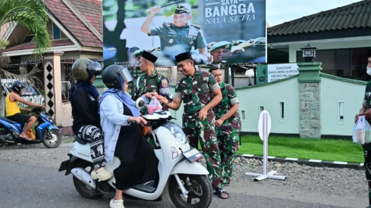 Dandim Bone Turun ke Jalan Bagikan Takjil Gratis