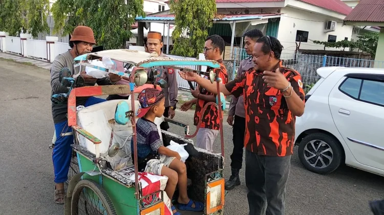 Polres Sinjai dan Pemuda Pancasila Berbagi Takjil Ramadan