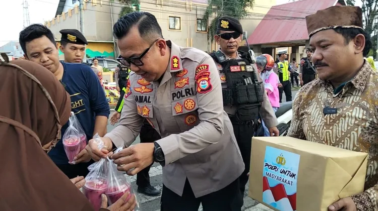 Kapolres Sinjai Gandeng Konten Kreator Bagi-bagi Takjil Ramadan