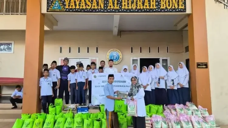 Kemenag dan Baznas Bone Salurkan Wakaf Al-Qur’an