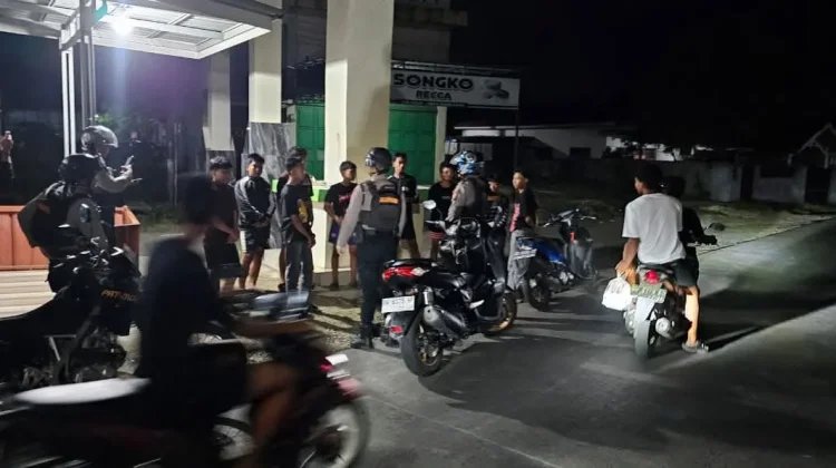 Patroli Presisi Polres Bone Bubarkan Lomba Lari Malam