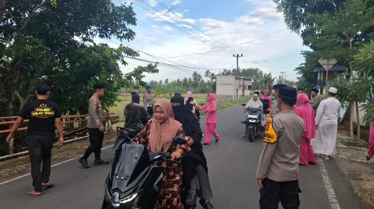 Polsek Sinjai Timur dan Warga Berbagi 100 Dus Takjil