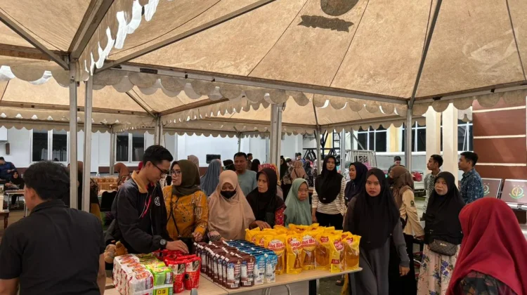 Bazar Ramadan IAD Kejari Sinjai, Warga Berburu Sembako Murah
