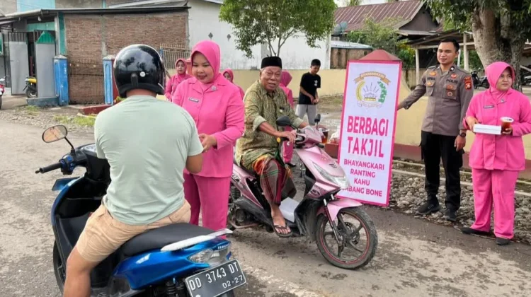 Polisi dan Bhayangkari Kahu Berbagi Takjil untuk Masyarakat