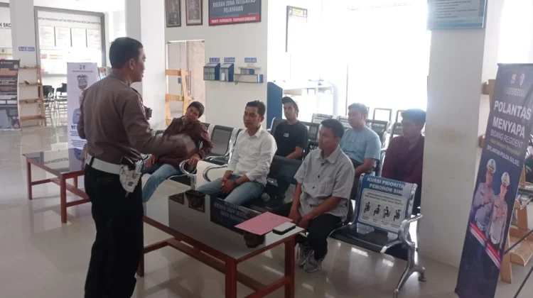 Satlantas Polres Bone Edukasi Pemohon SIM Tertib Berlalu Lintas