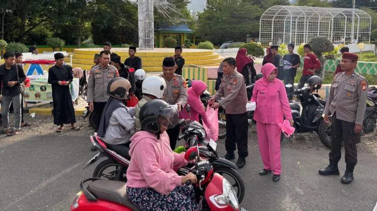 Polres Soppeng dan Saka Bhayangkara Berbagi Takjil Ramadan