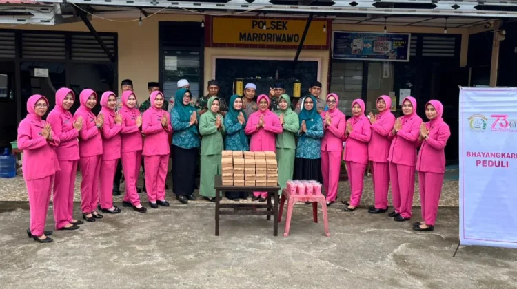 Bhayangkari Soppeng Berbagi Takjil untuk Masyarakat