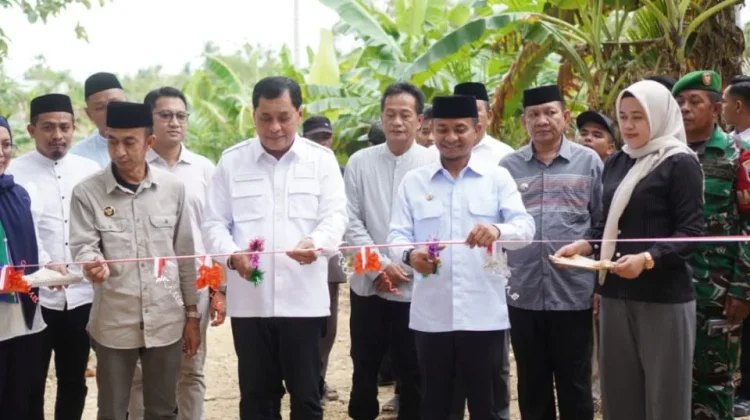 Bupati Bone Dampingi Nurdin Halid Resmikan Talud Desa Melle