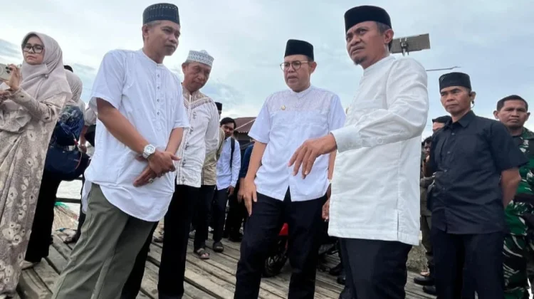 Safari Ramadan Desa Watu, Bupati Bone  Janji Perbaikan Jalan
