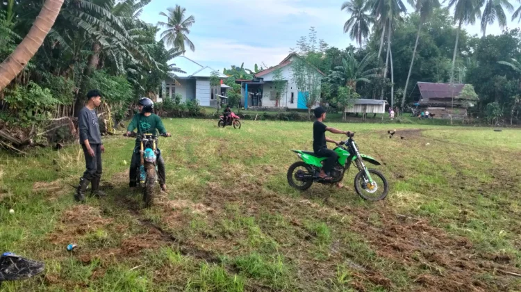 Ngabuburit Unik, Komunitas Trail Sinjai Balap Motor di Sawah