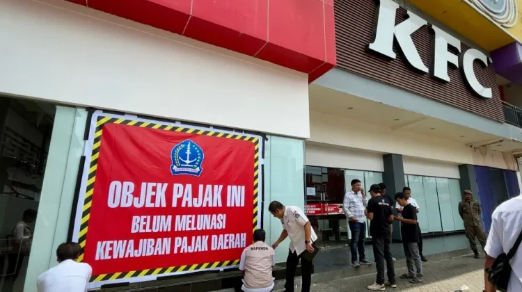Tunggak Pajak Rp100 Juta, KFC Bone Dipasangi Spanduk Peringatan
