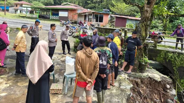 Kapolsek Marioriwawo Salurkan Bansos Korban Banjir Longsor