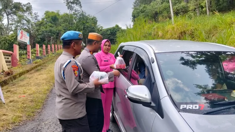 Polsek Bontocani Berbagi Takjil, Wujud Kepedulian di Bulan Ramadhan