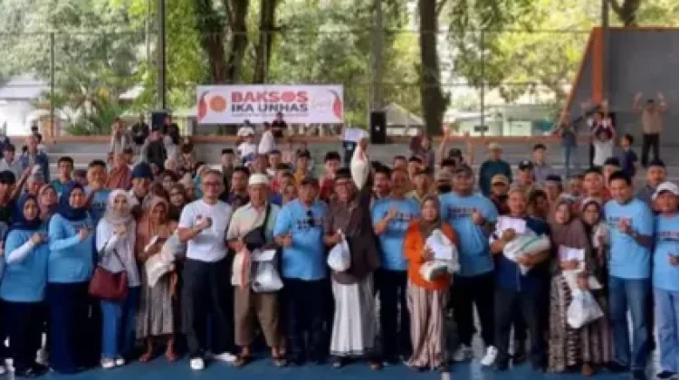 Aksi Sosial IKA Unhas Salurkan 812 Paket Sembako di Bone