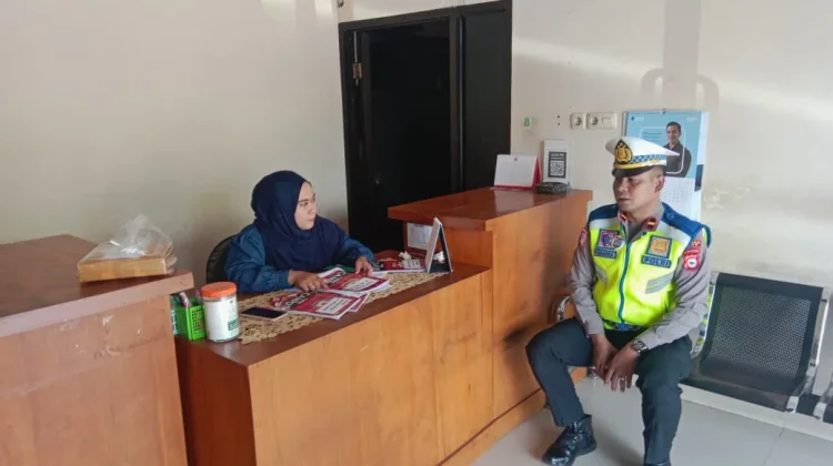 Satlantas Polres Bone Edukasi Sopir Travel saat Ops Ketupat