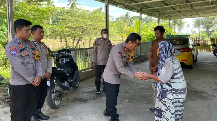 Kapolres Soppeng Berbagi Sedekah di Akhir Ramadhan