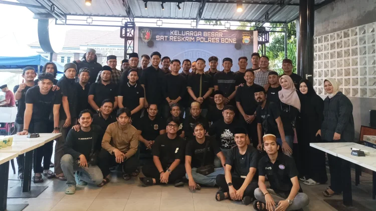 Satreskrim Polres Bone Rutin Berbagi Takjil Ramadan