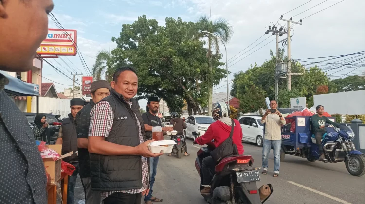Satreskrim Polres Bone Rutin Berbagi Takjil Ramadan