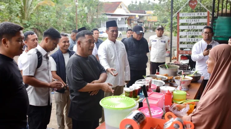 Ngabuburit di Bone, Mentan Amran Borong Dagangan UMKM