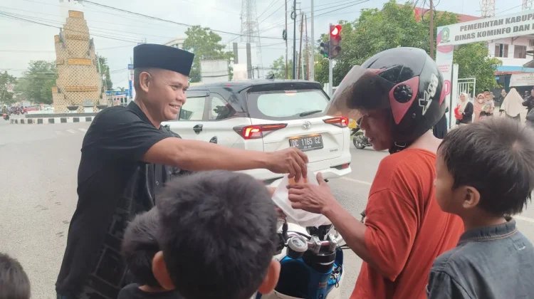 Diskominfo Sinjai bersama DWP Berbagi Takjil Ramadan