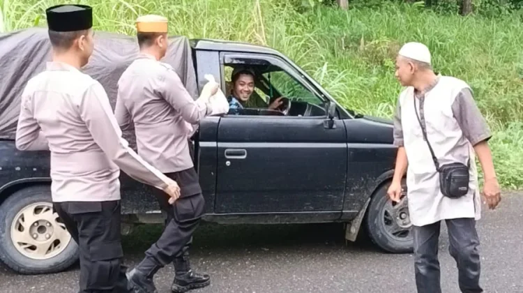 Polsek Bontocani Berbagi Takjil untuk Pengguna Jalan