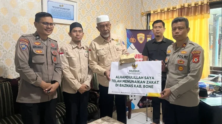 Personel Polres Bone Salurkan Zakat Fitrah lewat Baznas