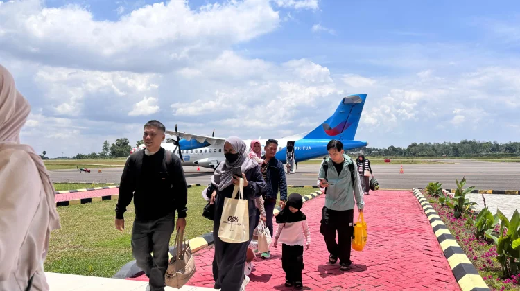 Menjelang Lebaran, Pemudik Padati Bandara Arung Palakka Bone