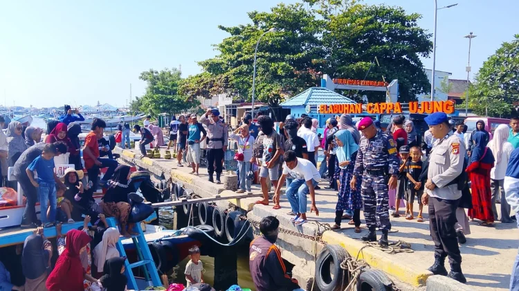 Warga Pulau Sembilan Padati Dermaga Cappa Ujung untuk Berbelanja ke Kota