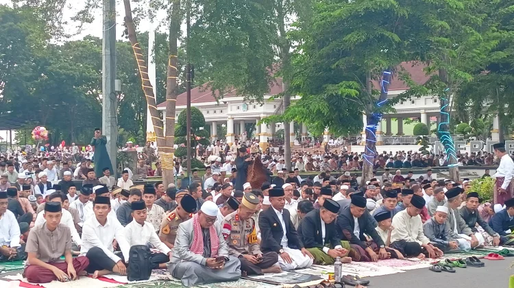 Bupati Bone Salat Idulfitri Bersama Warga Watampone