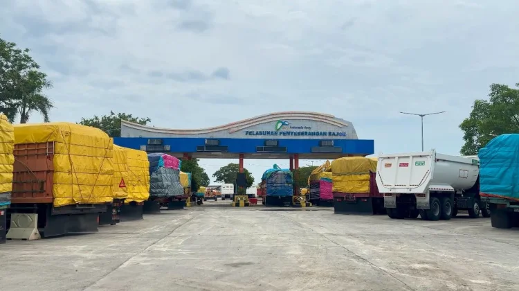 Arus Mudik di Pelabuhan Bajoe Didominasi Motor dan Truk Logistik