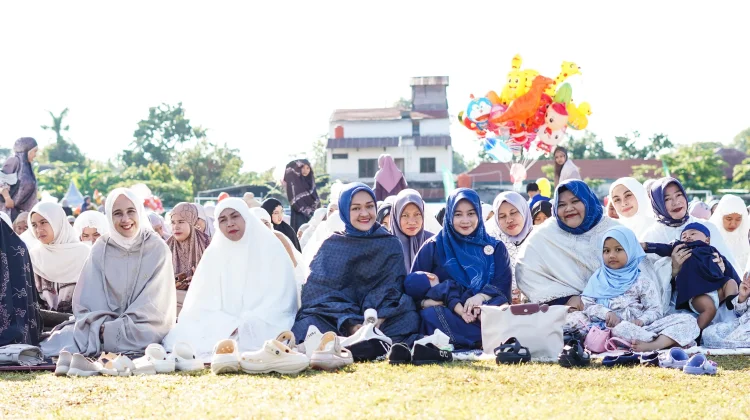 Bupati dan Wabup Sinjai Salat Idulfitri Bersama Ribuan Warga