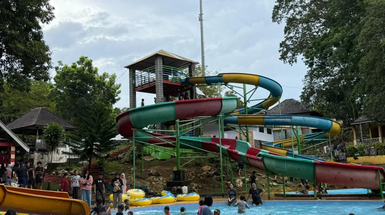 Hujan Deras, Warga Tetap Padati Wisata Tanjung Pallette