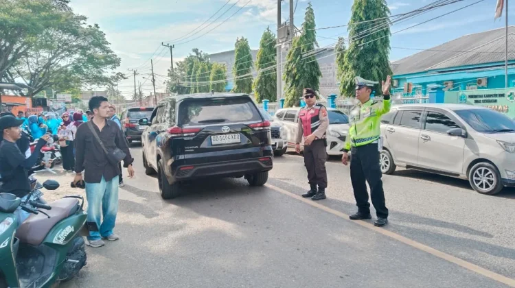 Cegah Kemacetan, Polantas Bone Atur Lalu Lintas di Ajangale