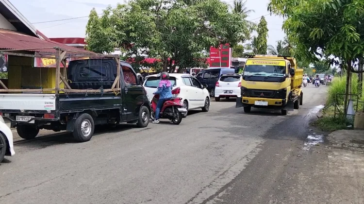 Warga Keluhkan Antrean Panjang BBM Terjadi di SPBU Sinjai