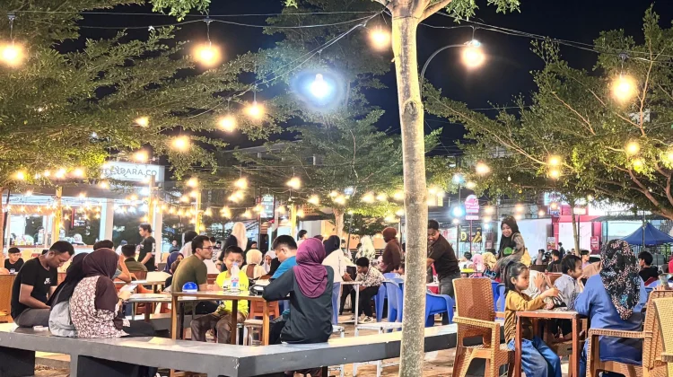 Pasca Lebaran, Alun-Alun Sinjai Jadi Ruang Reuni Warga di Malam Hari